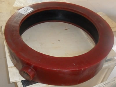 A red dismountable inflatable thread protector of 20 inch is on the wooden box.
