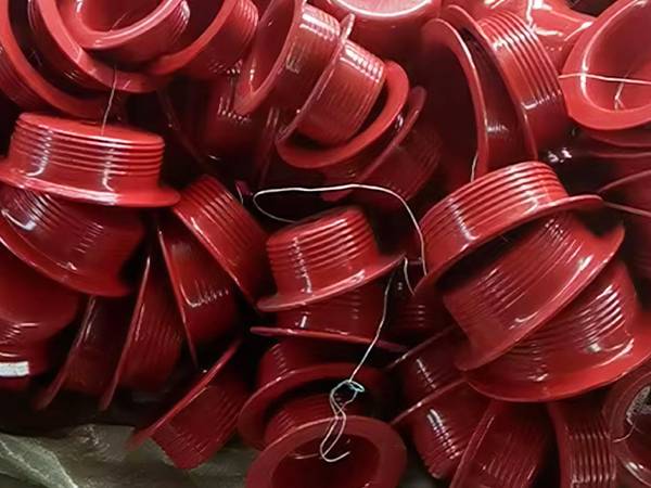 Steel wire strings up many red male buckles of one-off thread protector