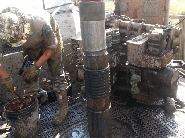 A worker is starting the oil drilling pipe.
